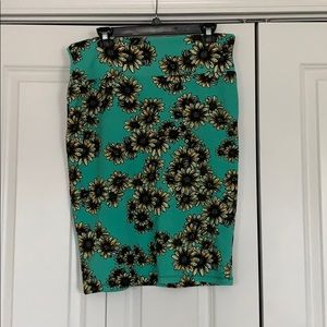 Large LuLaRoe Cassie Skirt EUC with Daisies